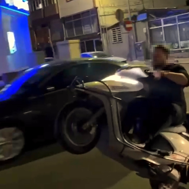 Motosiklet sürücüsünün tek teker üzerinde tehlikeli sürüşü kamerada