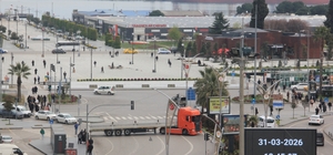 Tırdan trafiği tehlikeye düşüren hareket