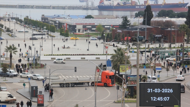 Tırdan trafiği tehlikeye düşüren hareket