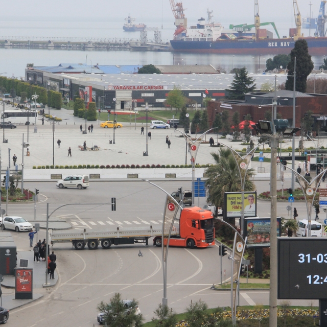 Tırdan trafiği tehlikeye düşüren hareket