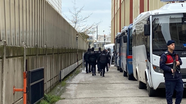Kocaeli'de 3 kişinin öldüğü silahlı saldırıya ilişkin 9 şüpheli adliyede