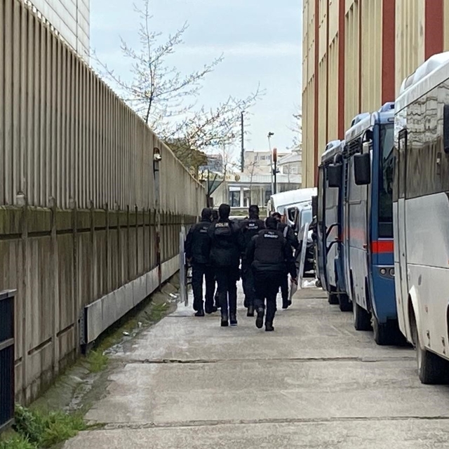 Kocaeli'de 3 kişinin öldüğü silahlı saldırıya ilişkin 9 şüpheli adliyede