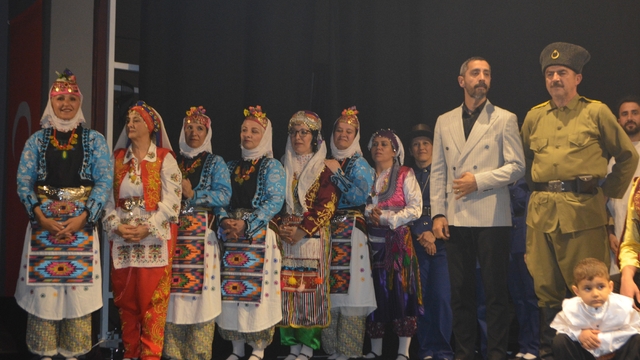 Ayvalık'ta Çanakkale destanı halk danslarıyla yaşatıldı
Ayvalıklı öğretmenler "Anadolu'nun Kapısı Çanakkale" ile duygulandırdı