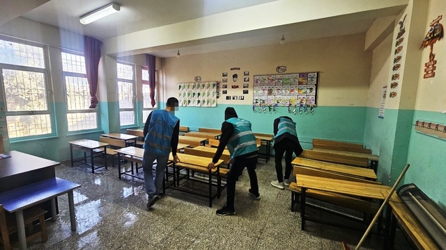 Cizre'de denetimli serbestlik yükümlüleri 16 ayda 212 okulu temizledi