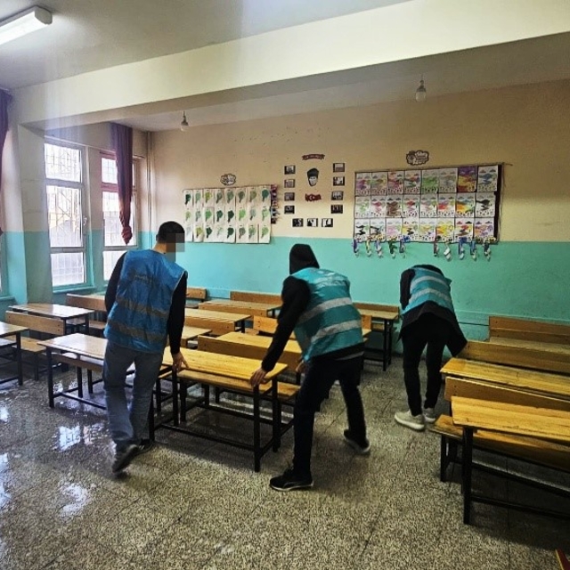 Cizre'de denetimli serbestlik yükümlüleri 16 ayda 212 okulu temizledi