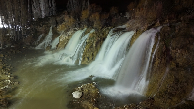 Muradiye Şelalesi mevsimlerin ötesinde bir güzellik
Van'ın incisi Muradiye Şelalesi gece ayrı gündüz ayrı güzel