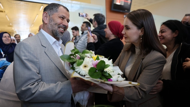 Mardin'de "Aile Yılı" kapsamında umreden dönen çiftlere duygusal karşılama