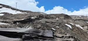 Bingöl'de sağanak sonrası köy yolu çöktü