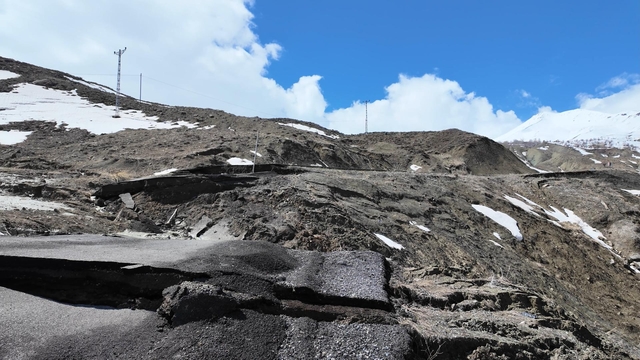 Bingöl'de sağanak sonrası köy yolu çöktü