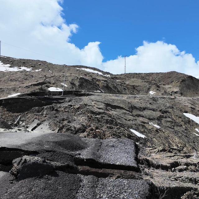Bingöl'de sağanak sonrası köy yolu çöktü