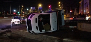 Malatya'da kamyonetin devrilme anı kamerada