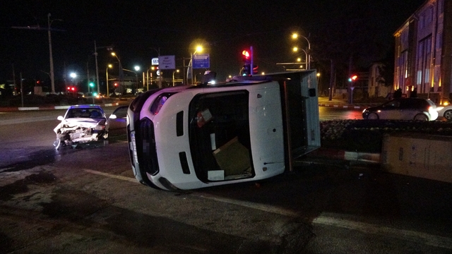 Malatya'da kamyonetin devrilme anı kamerada