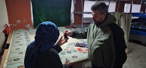 Poşetten insanlık çıktı, halının arasındaki altınlar sahibine ulaştırdı