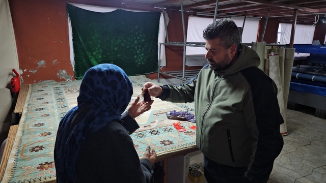 Poşetten insanlık çıktı, halının arasındaki altınlar sahibine ulaştırdı