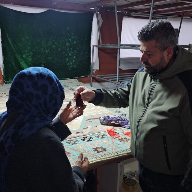 Poşetten insanlık çıktı, halının arasındaki altınlar sahibine ulaştırdı