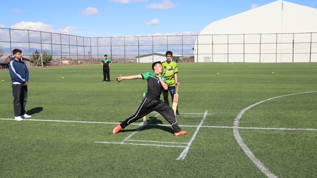 Malatya'da okul sporları yıldızlar kriket grup müsabakaları başladı