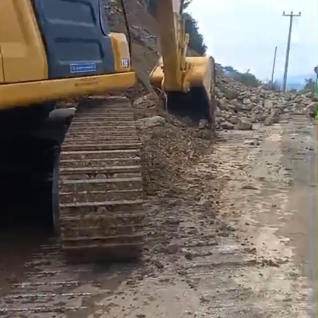 Gemlik-Mudanya yolu heyelan sebebiyle kapandı