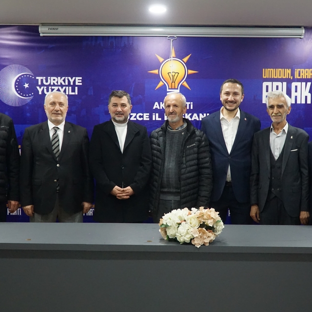 Düzce'de emekli eğitimciler AK Parti'ye katıldı