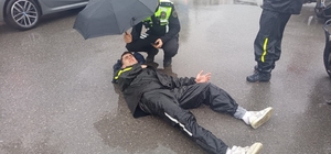 Komiserden örnek davranış, yaralı kuryenin başından ayrılmadı