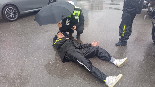 Komiserden örnek davranış, yaralı kuryenin başından ayrılmadı