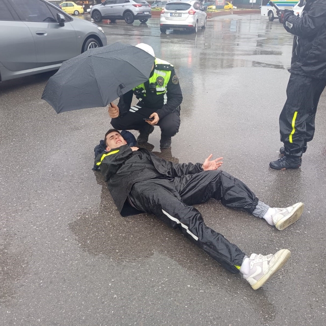 Komiserden örnek davranış, yaralı kuryenin başından ayrılmadı