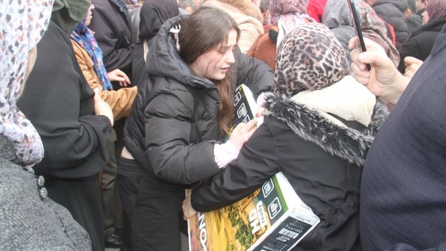 Konya'da ucuz televizyon izdihamı
Beyşehir ilçesinde market şubesi açılışında ucuz televizyon satışı izdihama dönüştü, ezilme tehlikesi geçirenler oldu