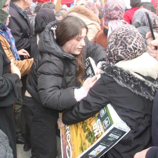 Konya'da ucuz televizyon izdihamı
Beyşehir ilçesinde market şubesi açılışın...