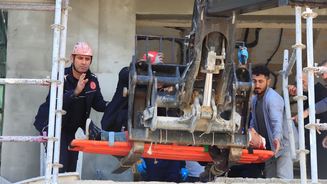 Demir iskeleden düşen inşaat işçisi yaralandı
İlk müdahalesi yapılan yaralı, inşaat alanındaki iş makinesinin kepçesine bağlanan sedyeyle indirildi