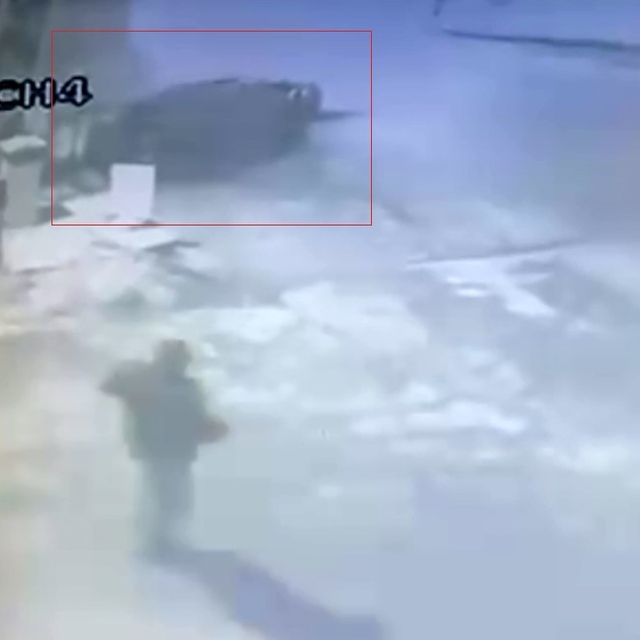 Beton bariyere çarpan otomobil kazası güvenlik kamerasında