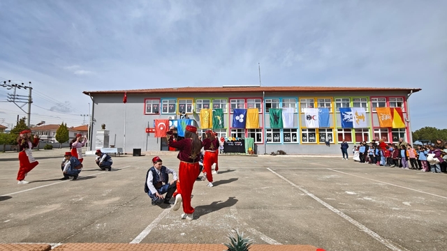 Sarıgöl'de 400 fıstık çamı toprakla buluştu