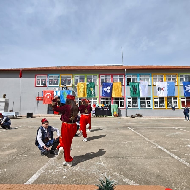 Sarıgöl'de 400 fıstık çamı toprakla buluştu