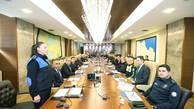 Samsun'da güvenlik zirvesi
Okul çevreleri, dolandırıcılık ve trafik önlemleri masada