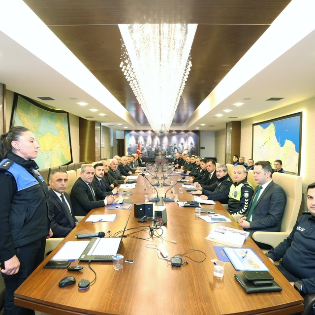 Samsun'da güvenlik zirvesi
Okul çevreleri, dolandırıcılık ve trafik önlemle...