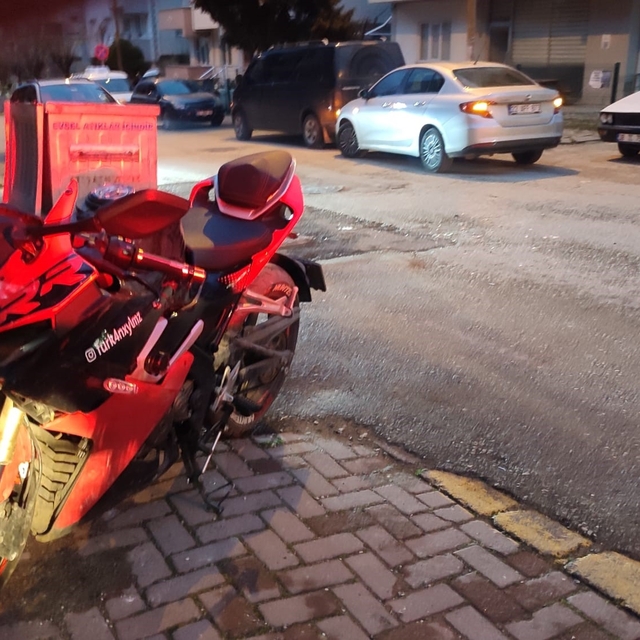 Ehliyetsiz sürücü kaza yaptı, 40 bin lira ceza yedi
Keşan'da kazadan yara a...