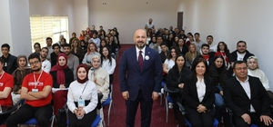 İl Sağlık Müdürü Halil Nacar, Doğu Akdeniz Bölgesel Kariyer Fuarı'nda gençl...