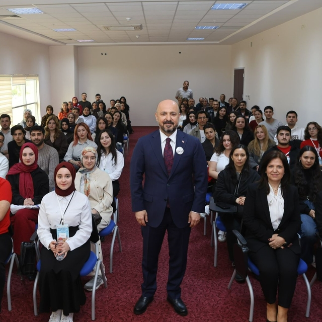 İl Sağlık Müdürü Halil Nacar, Doğu Akdeniz Bölgesel Kariyer Fuarı'nda gençl...
