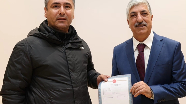 Dilovası'nda imar sorunu çözülen 423 vatandaşa tapuları dağıtıldı