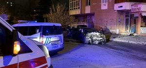 Kazada savrulan otomobil duvarı yıktı