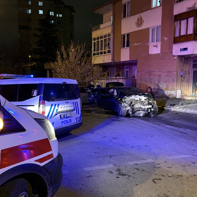 Kazada savrulan otomobil duvarı yıktı