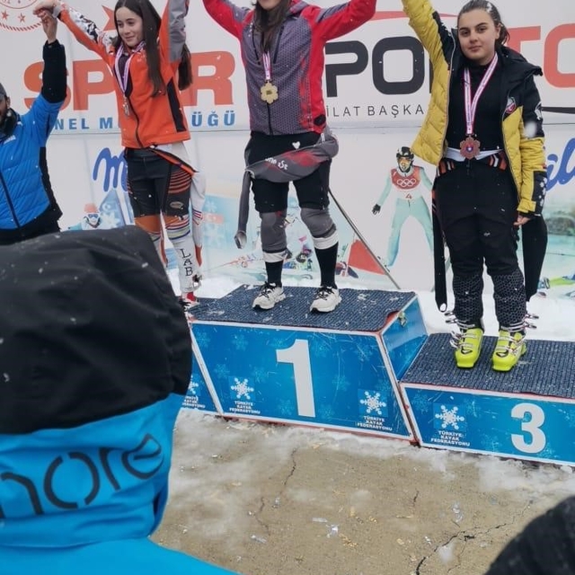Milli kayakçı Cansu İkra Akçay'ın büyük başarısı