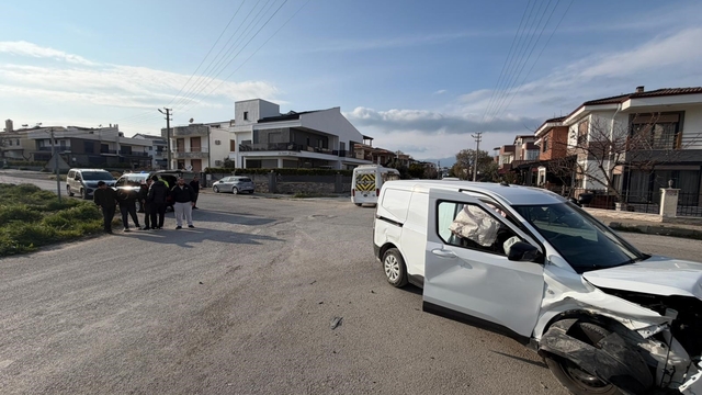 Burhaniye'de sık kaza yaşanan kavşağa düzenleme yapılması istendi