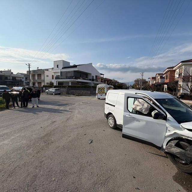 Burhaniye'de sık kaza yaşanan kavşağa düzenleme yapılması istendi