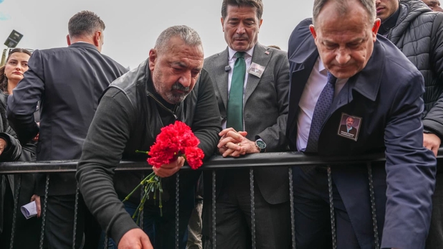 Sanatçı Volkan Konak ölümünün 1. yıldönümünde mezarı başında anıldı