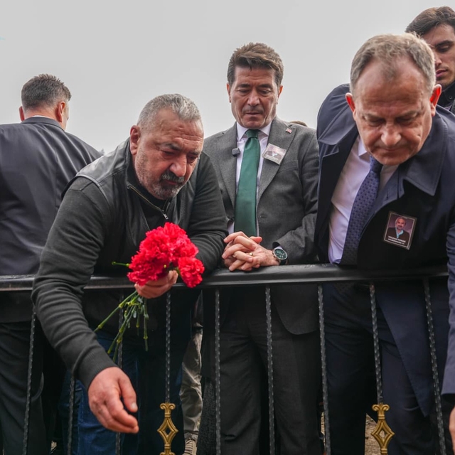 Sanatçı Volkan Konak ölümünün 1. yıldönümünde mezarı başında anıldı