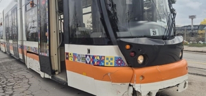 Eskişehir'de otomobille tramvay çarpıştı: 2 yaralı