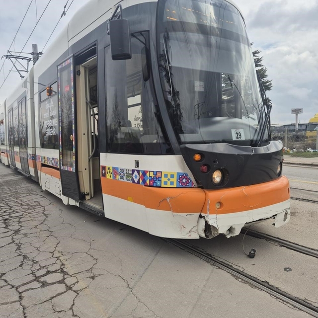 Eskişehir'de otomobille tramvay çarpıştı: 2 yaralı