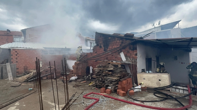 İzmir'de tek katlı evde çıkan yangın korkuttu