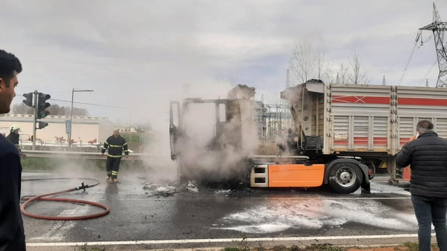 Terme'de seyir halindeki tırda çıkan yangın söndürüldü