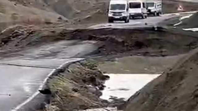 Bingöl'de toprak kayması sonucu yol çöktü: Ulaşım durdu