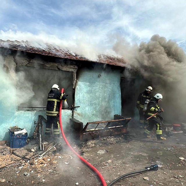 Evdeki yangına müdahaleyi izlerken köpek saldırısında yaralandı